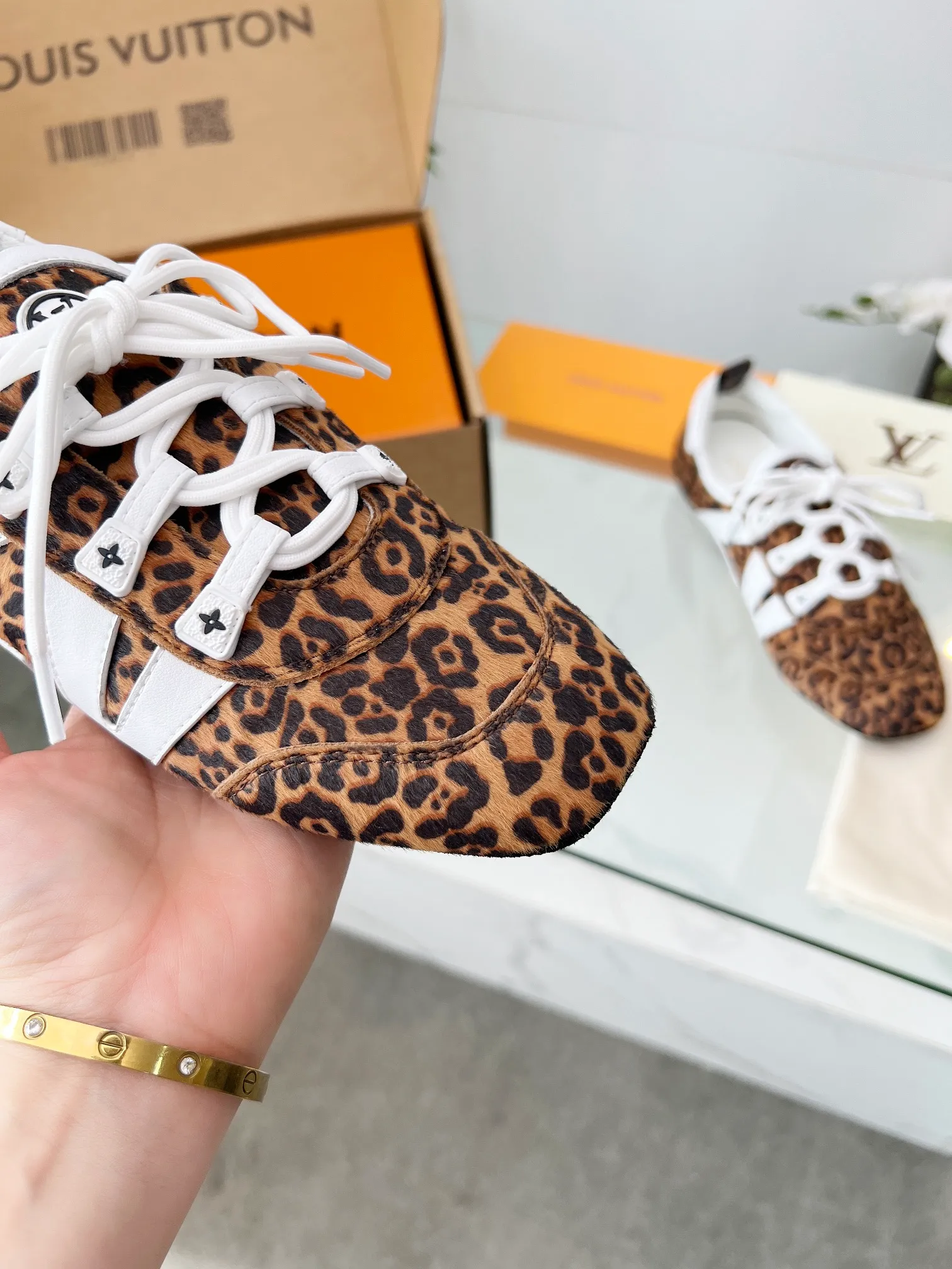 👟👟Ex-factory price 600👟👟 LV Sneakerina ballet-style sneakers are made of soft sheepskin and suede cow leather trimmings, and Monogram canvas is used to write the LV letters on the side, combining the light structure of ballet shoes with the comfortable texture of sneakers. Sacchetto craftsmanship and an injection-molded outsole complete the package, allowing for flexibility in a variety of looks. Code number: 35~41, colors are being updated...